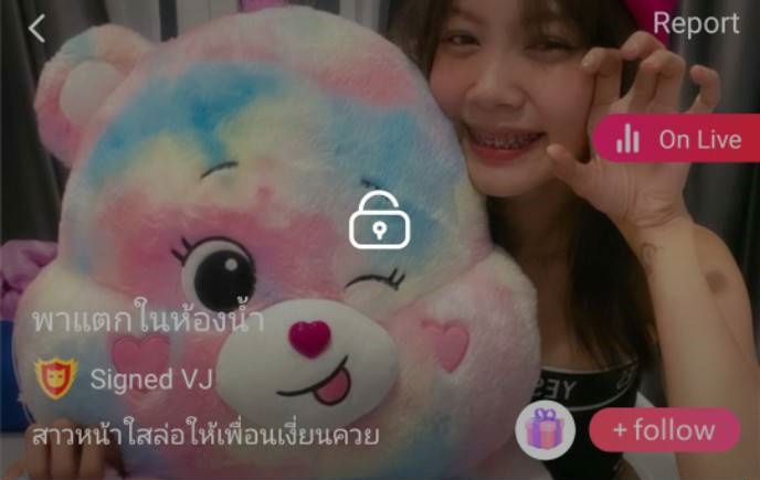 พาแตกในห้องน้ำ สาวหน้าใสล่อให้เพื่อนเงี่ยนควย mlive